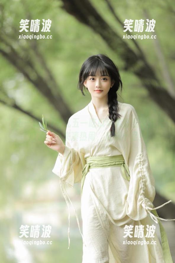 今儿五一吃瓜苹果版里又出大瓜了，快来凑热闹，瓜味十足！
