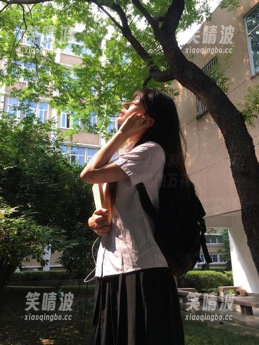 跟随“小小黑料”畅游“万篇长征黑料正能量”网站的万花筒世界！